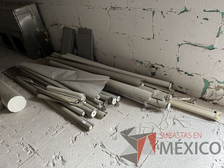 Lote 111 - Lote de accesorios para estación de trabajo y lote de persianas de diferentes modelos - Imagen 7
