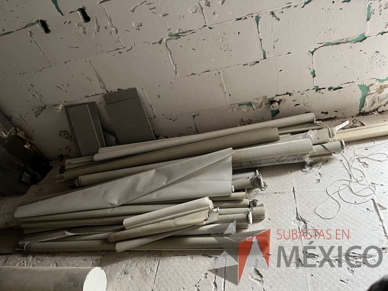 Lote 111 - Lote de accesorios para estación de trabajo y lote de persianas de diferentes modelos - Imagen 9