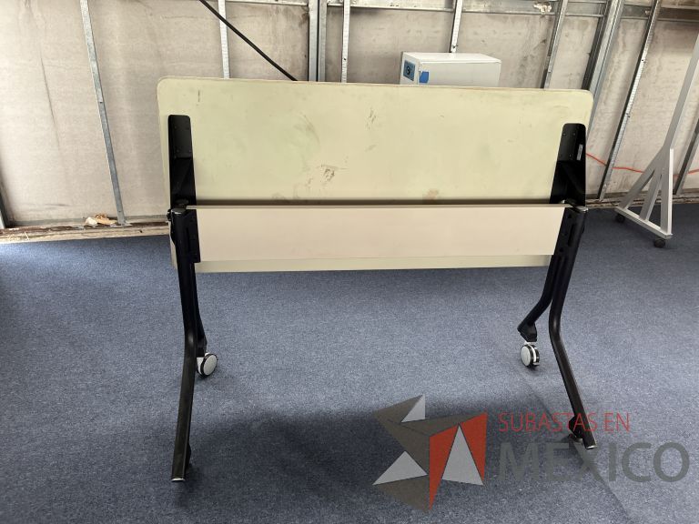 Lote 044 - Mesa de trabajo rectangular plegable con 2 patas metálicas con ruedas - Imagen 2