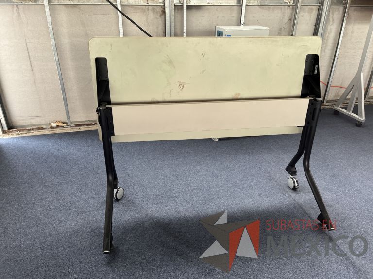 Lote 056 - Mesa de trabajo rectangular plegable con 2 patas metálicas con ruedas - Imagen 3