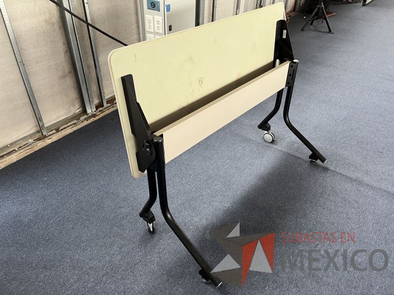 Lote 056 - Mesa de trabajo rectangular plegable con 2 patas metálicas con ruedas - Imagen 4