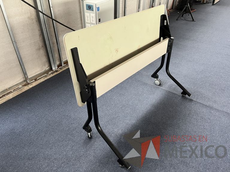 Lote 056 - Mesa de trabajo rectangular plegable con 2 patas metálicas con ruedas - Imagen 5