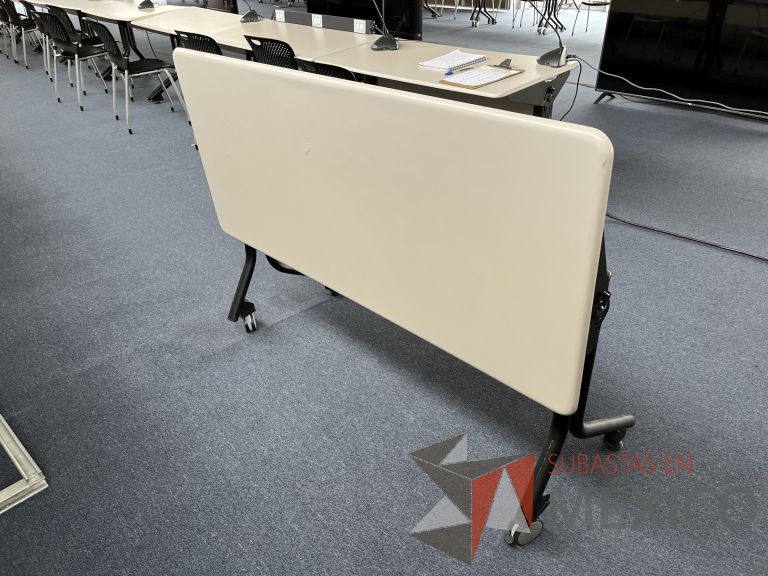 Lote 056 - Mesa de trabajo rectangular plegable con 2 patas metálicas con ruedas - Imagen 6