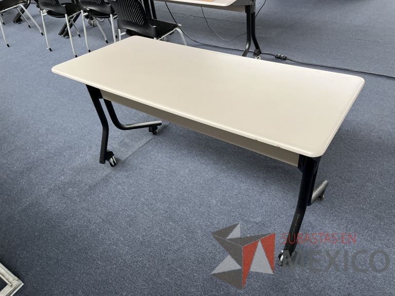 Lote 056 - Mesa de trabajo rectangular plegable con 2 patas metálicas con ruedas - Imagen 7