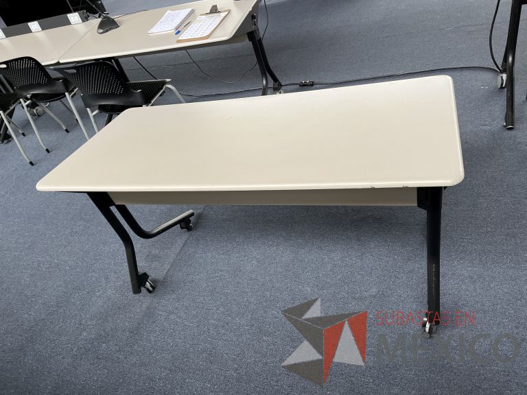 Lote 044 - Mesa de trabajo rectangular plegable con 2 patas metálicas con ruedas - Imagen 7