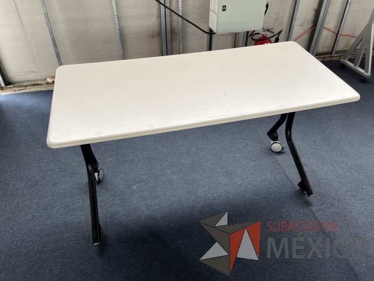 Lote 044 - Mesa de trabajo rectangular plegable con 2 patas metálicas con ruedas - Imagen 8