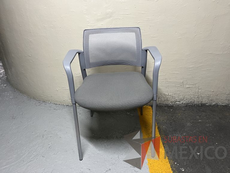 Lote 101 - 2 Sillas fijas, descansabrazos, respaldo en malla y asiento en tela color gris