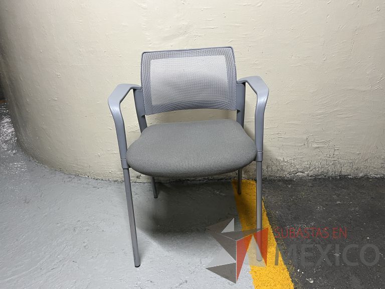 Lote 101 - 2 Sillas fijas, descansabrazos, respaldo en malla y asiento en tela color gris - Imagen 6