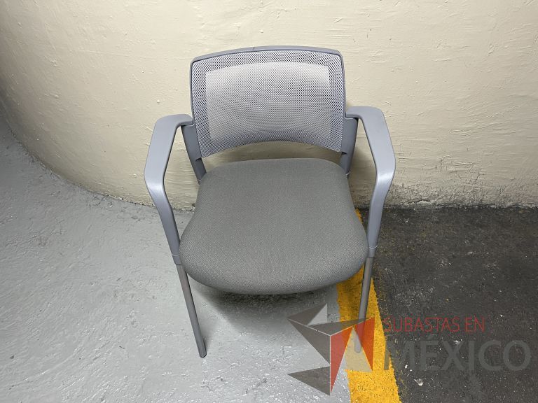 Lote 101 - 2 Sillas fijas, descansabrazos, respaldo en malla y asiento en tela color gris - Imagen 5