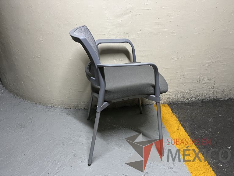 Lote 101 - 2 Sillas fijas, descansabrazos, respaldo en malla y asiento en tela color gris - Imagen 4