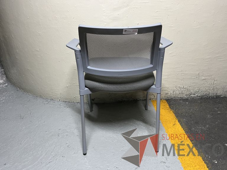 Lote 101 - 2 Sillas fijas, descansabrazos, respaldo en malla y asiento en tela color gris - Imagen 3