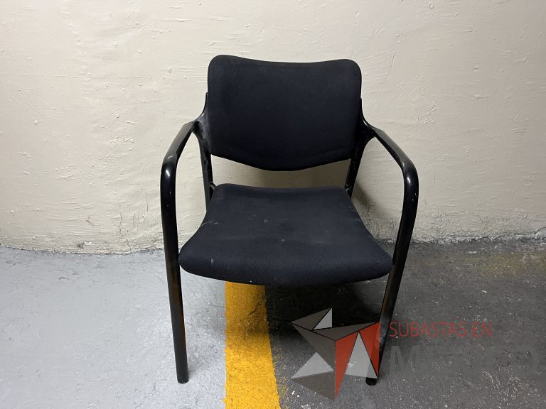 Lote 106 - 2 Sillas fijas, descansabrazos, asiento y respaldo en tela color negro - Imagen 6