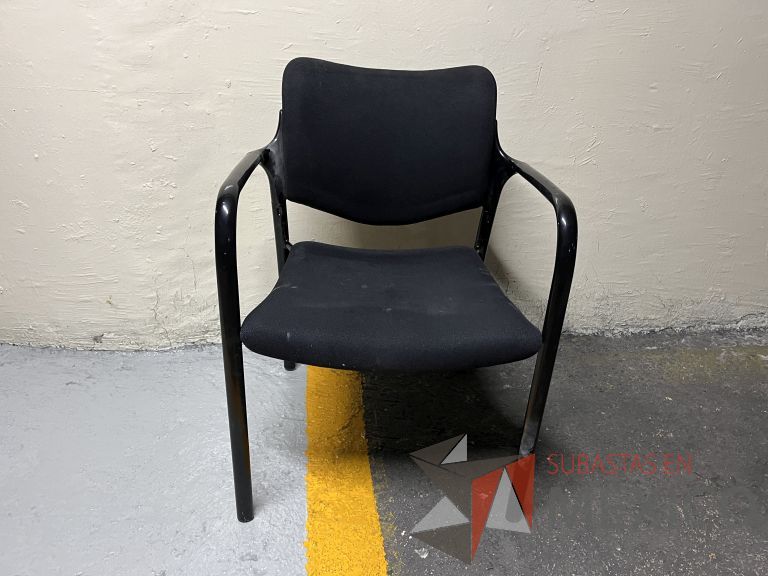 Lote 106 - 2 Sillas fijas, descansabrazos, asiento y respaldo en tela color negro - Imagen 5