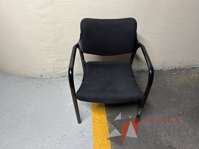 Lote 106 - 2 Sillas fijas, descansabrazos, asiento y respaldo en tela color negro