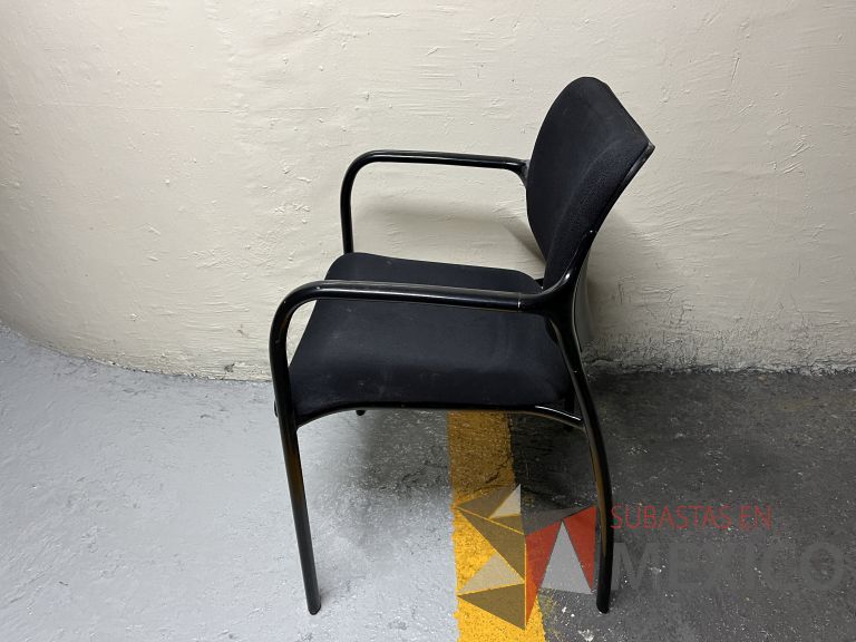 Lote 106 - 2 Sillas fijas, descansabrazos, asiento y respaldo en tela color negro - Imagen 4