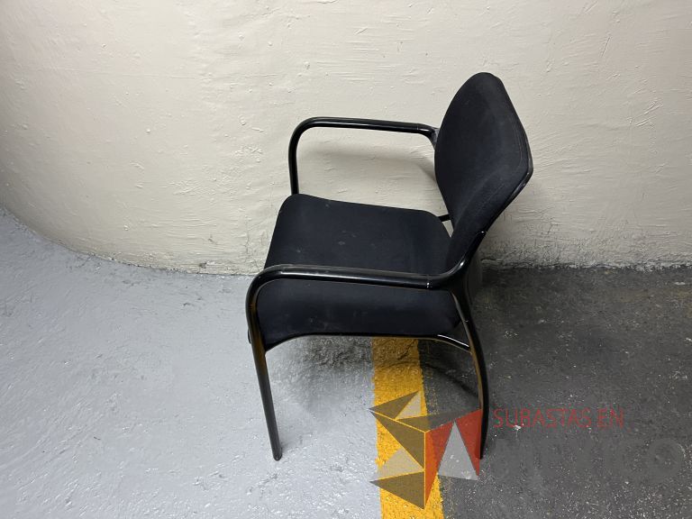 Lote 106 - 2 Sillas fijas, descansabrazos, asiento y respaldo en tela color negro - Imagen 3