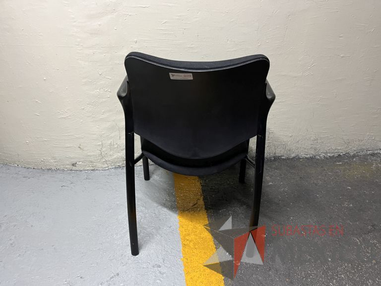 Lote 106 - 2 Sillas fijas, descansabrazos, asiento y respaldo en tela color negro - Imagen 2