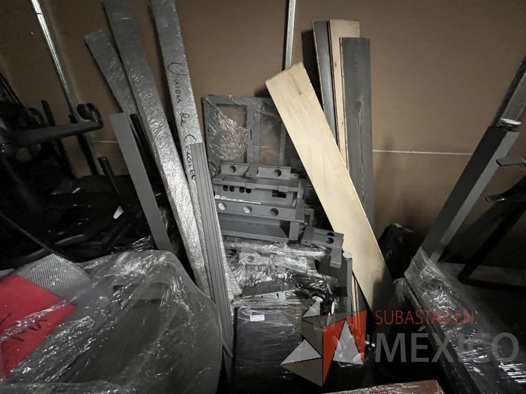 Lote 111 - Lote de accesorios para estación de trabajo y lote de persianas de diferentes modelos - Imagen 3