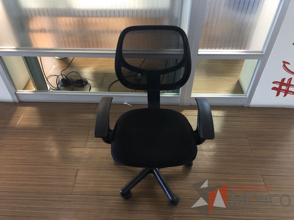 Lote 182 - 2 Sillas ejecutivas con ruedas, descansabrazos, respaldo en malla y asiento en tela color negro