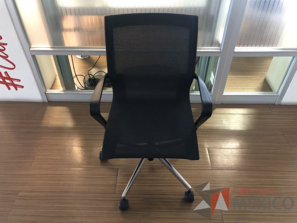 Lote 610- 2 Sillas ejecutivas con ruedas, descansabrazos, asiento y respaldo en malla - Imagen 2
