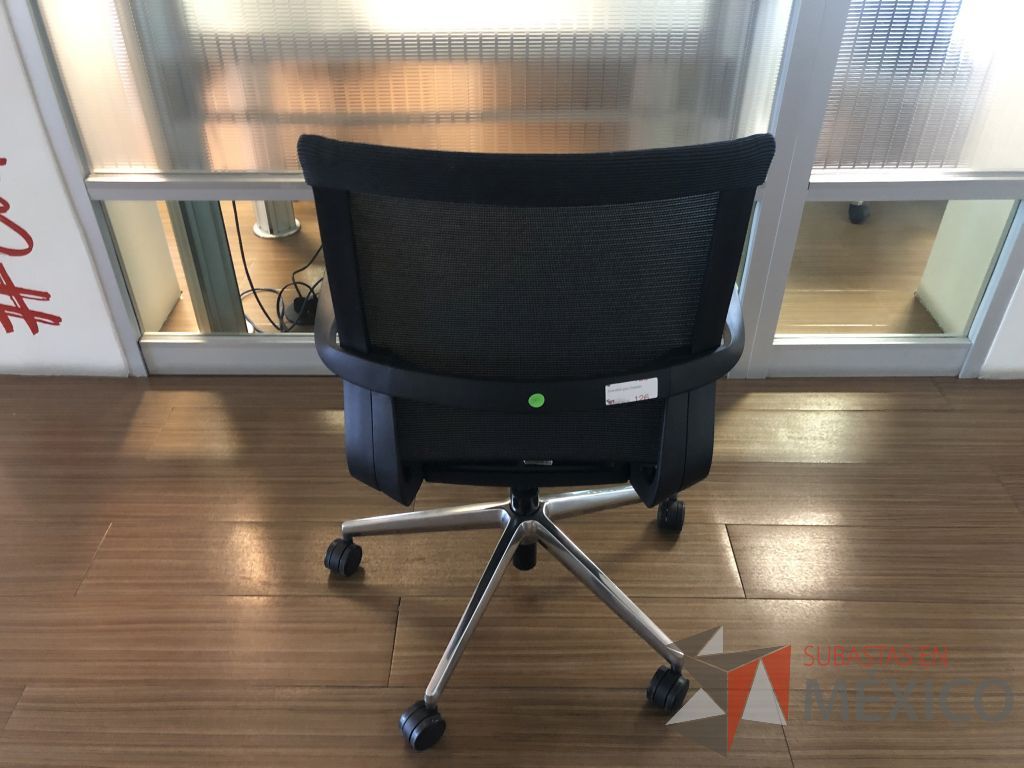 Lote 204 - 2 Sillas ejecutivas con ruedas, descansabrazos, asiento y respaldo en malla - Imagen 3