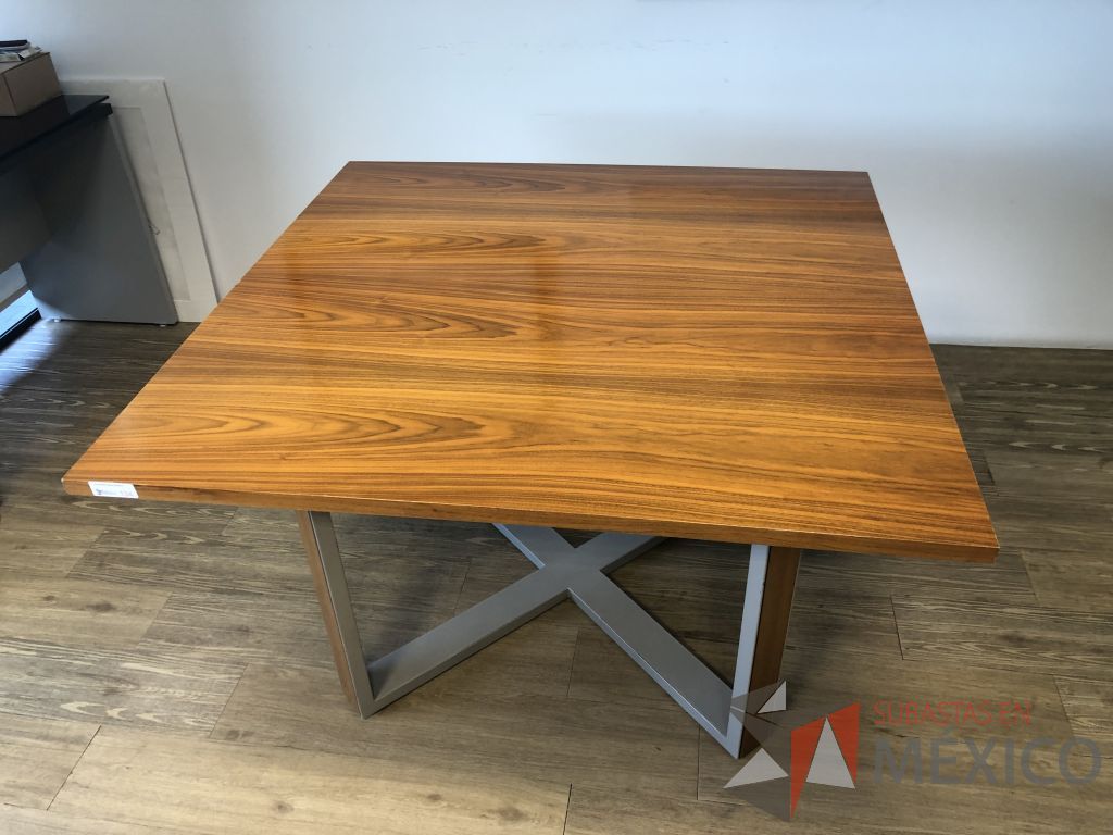 Lote 243 - Mesa de trabajo con estructura metálica y base color madera con orificio para cable - Imagen 5