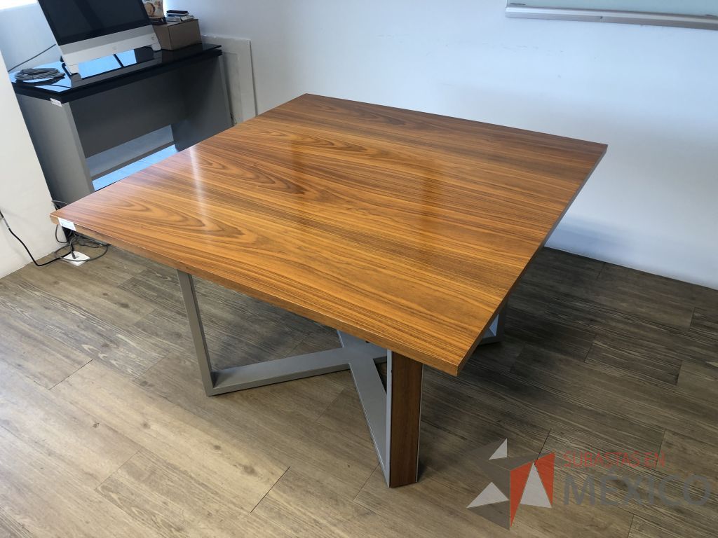 Lote 243 - Mesa de trabajo con estructura metálica y base color madera con orificio para cable - Imagen 4