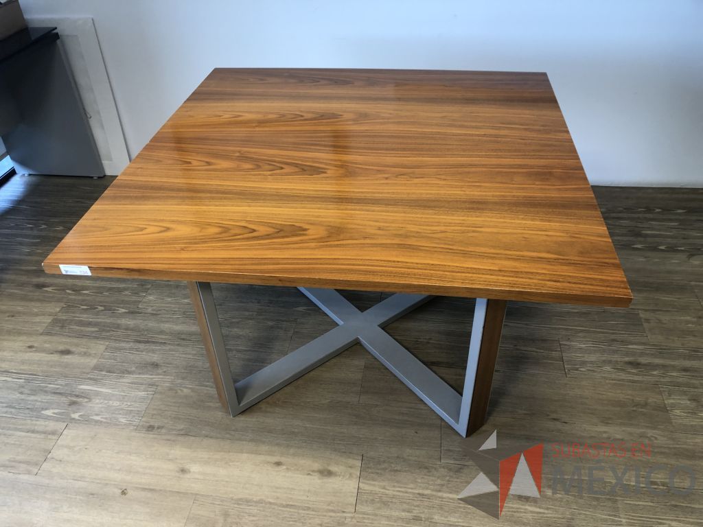 Lote 243 - Mesa de trabajo con estructura metálica y base color madera con orificio para cable - Imagen 3