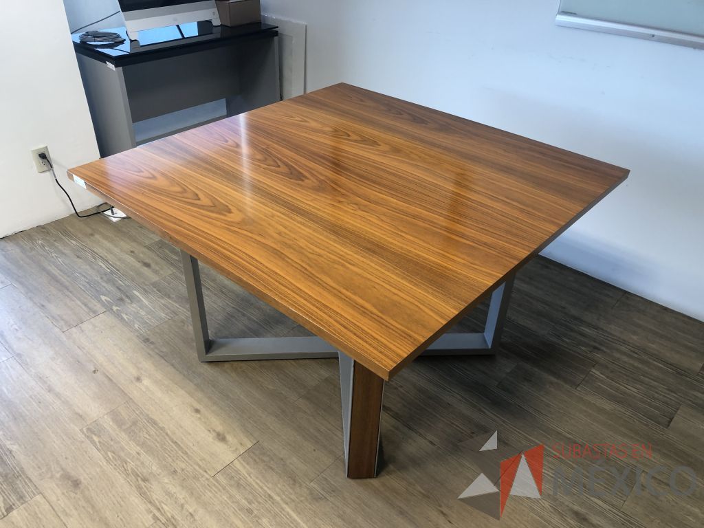 Lote 243 - Mesa de trabajo con estructura metálica y base color madera con orificio para cable