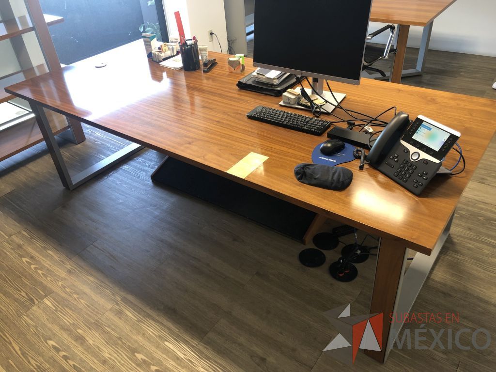 Lote 245 - Escritorio con estructura metálica y cubierta color café con orificios para cable