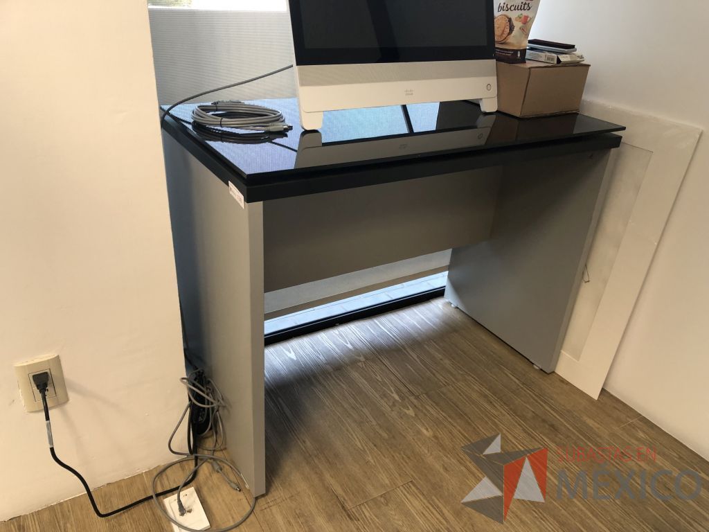 Lote 247 - Escritorio con cubierta con vidrio