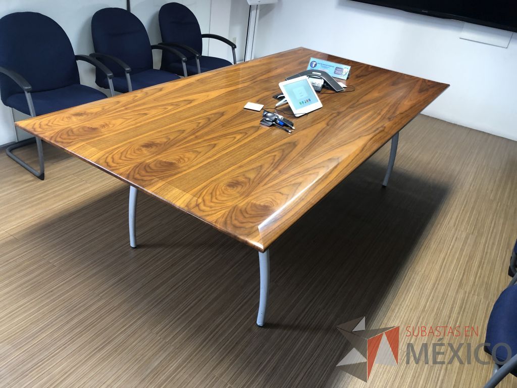 Lote 248 - Mesa de sala de juntas para 8 personas, patas metálicas y cubierta color madera - Imagen 4