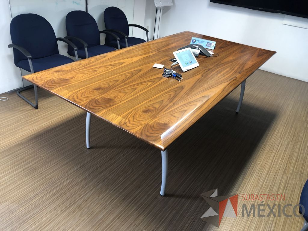 Lote 248 - Mesa de sala de juntas para 8 personas, patas metálicas y cubierta color madera - Imagen 8