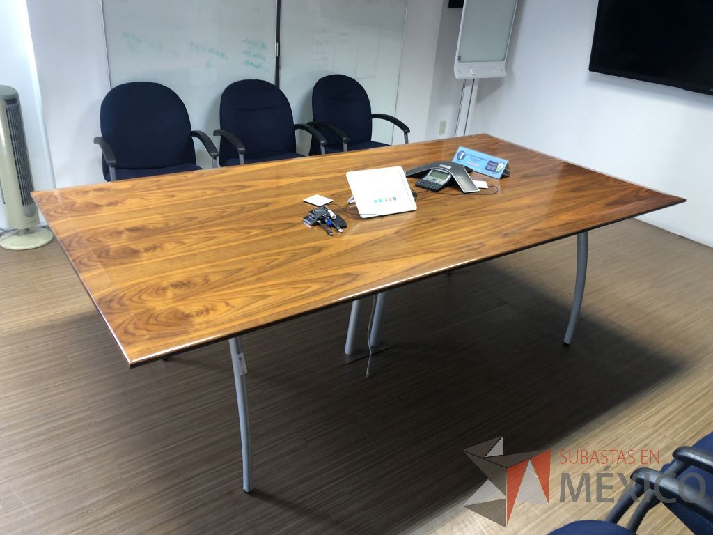 Lote 248 - Mesa de sala de juntas para 8 personas, patas metálicas y cubierta color madera - Imagen 6