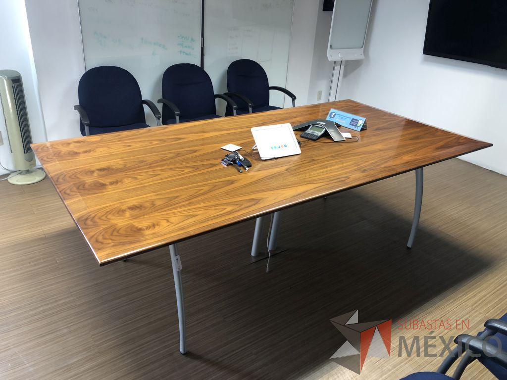 Lote 248 - Mesa de sala de juntas para 8 personas, patas metálicas y cubierta color madera - Imagen 10