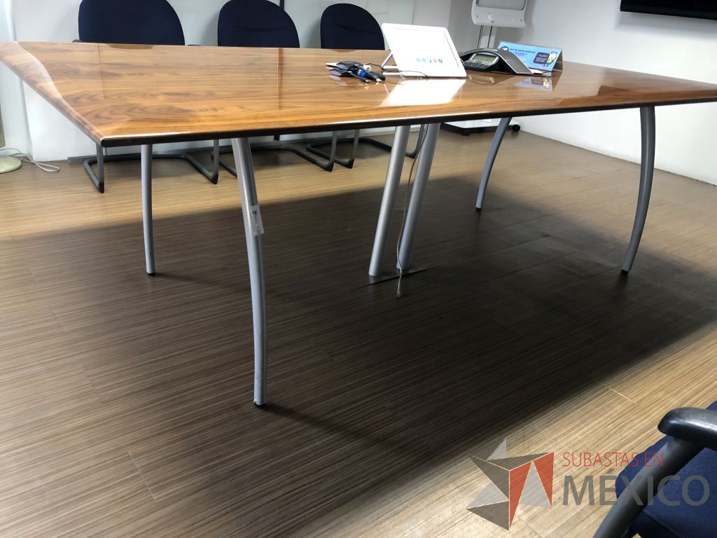 Lote 248 - Mesa de sala de juntas para 8 personas, patas metálicas y cubierta color madera - Imagen 5
