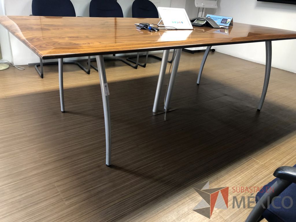 Lote 248 - Mesa de sala de juntas para 8 personas, patas metálicas y cubierta color madera - Imagen 2