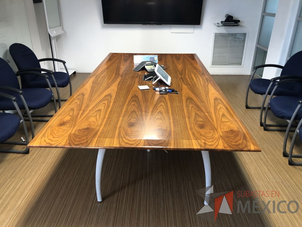 Lote 248 - Mesa de sala de juntas para 8 personas, patas metálicas y cubierta color madera - Imagen 3