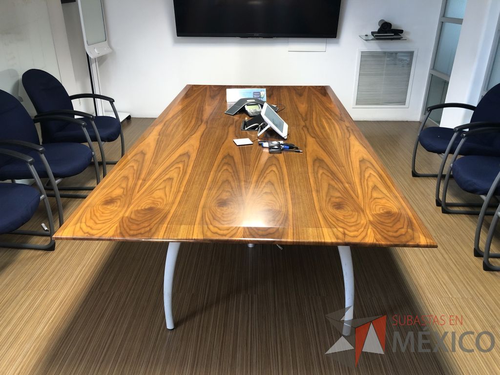 Lote 248 - Mesa de sala de juntas para 8 personas, patas metálicas y cubierta color madera - Imagen 9