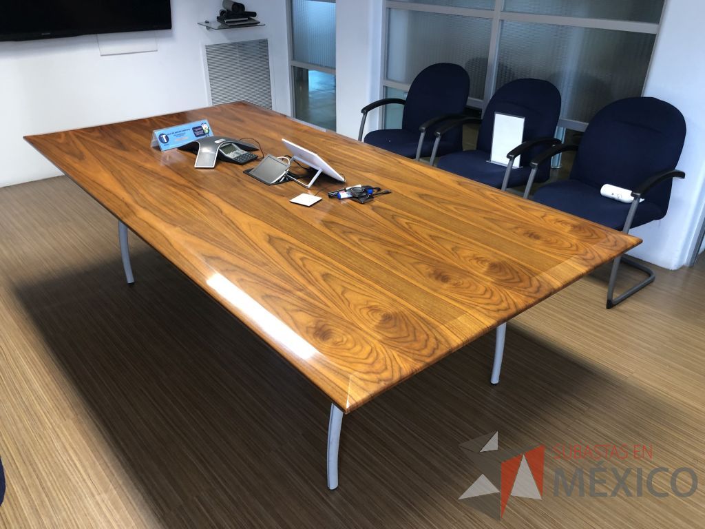Lote 248 - Mesa de sala de juntas para 8 personas, patas metálicas y cubierta color madera - Imagen 7