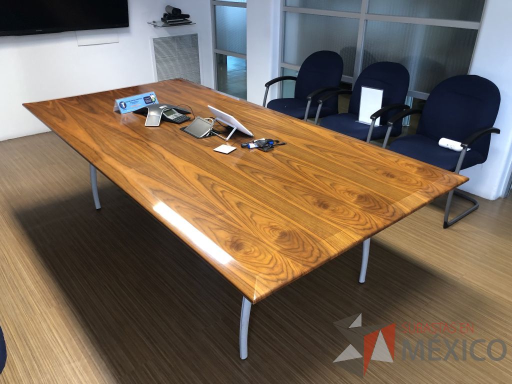 Lote 248 - Mesa de sala de juntas para 8 personas, patas metálicas y cubierta color madera