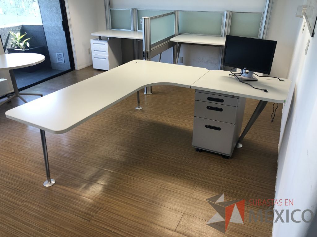 Lote 058 - Escritorio en escuadra con archivero de 3 cajones