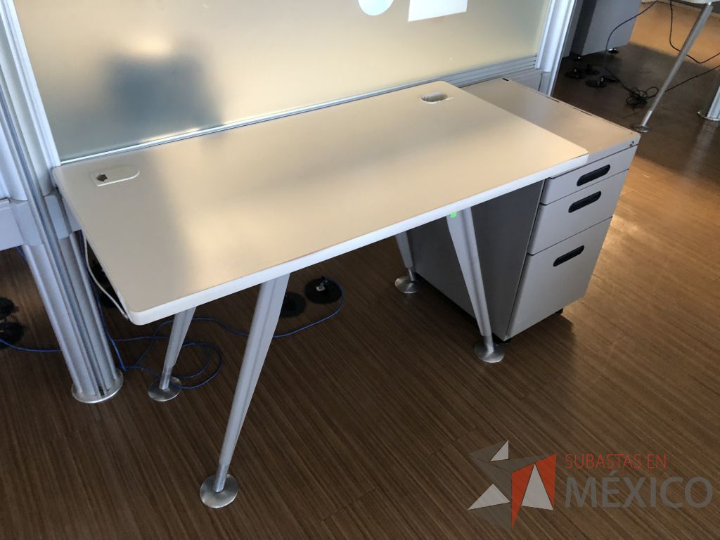 Lote 265 - Mesa de trabajo con patas metálicas y cubierta color blanco con orificios para cable