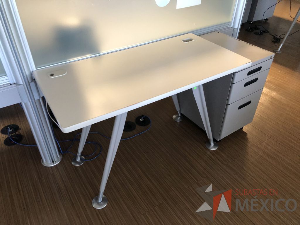 Lote 265 - Mesa de trabajo con patas metálicas y cubierta color blanco con orificios para cable - Imagen 4