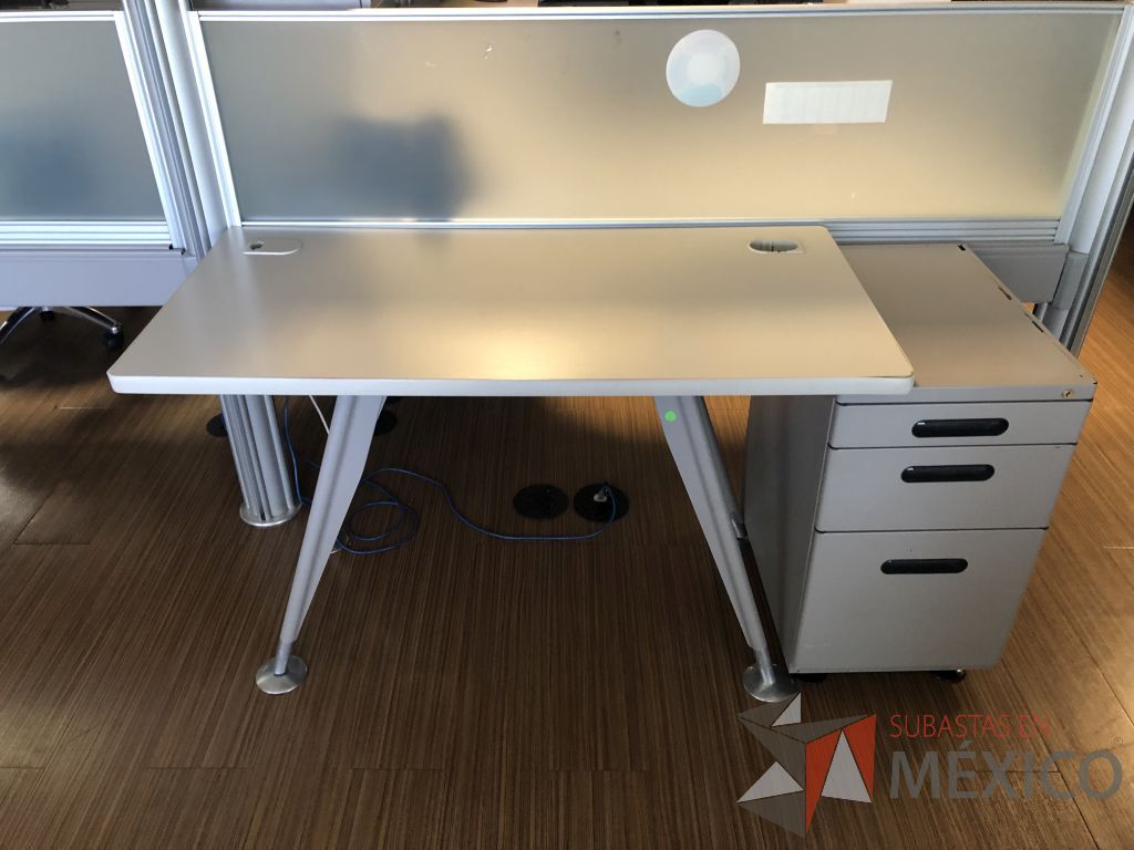 Lote 265 - Mesa de trabajo con patas metálicas y cubierta color blanco con orificios para cable - Imagen 3