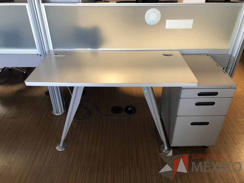 Lote 265 - Mesa de trabajo con patas metálicas y cubierta color blanco con orificios para cable - Imagen 6