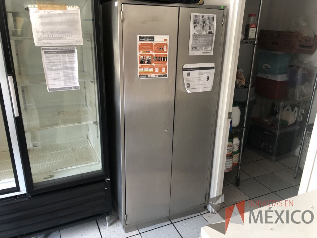 Lote 107 - Gabinete metálico de 2 puertas y 3 entrepaños - Imagen 2