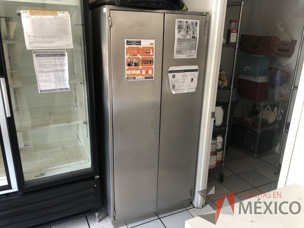 Lote 107 - Gabinete metálico de 2 puertas y 3 entrepaños - Imagen 3