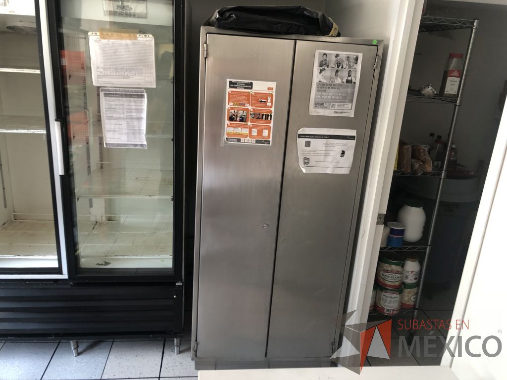 Lote 107 - Gabinete metálico de 2 puertas y 3 entrepaños - Imagen 4