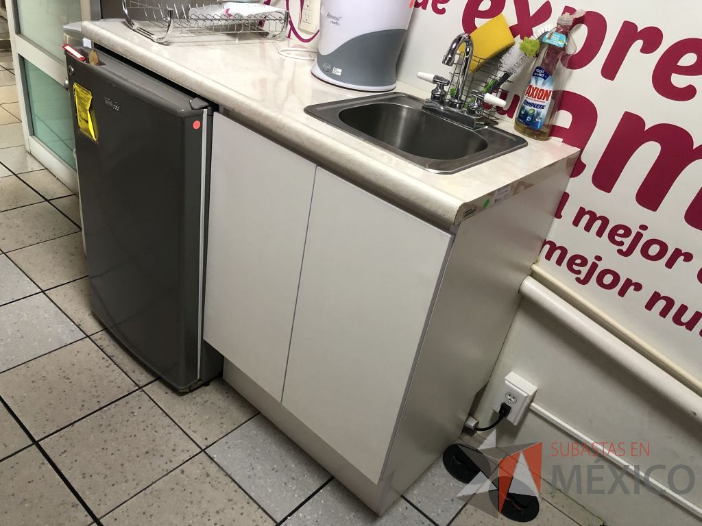 Lote 539 - Mueble con tarja y 2 puertas